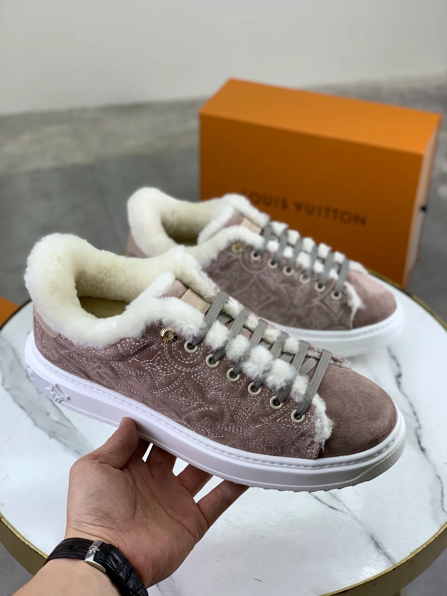 Factory price P740 Wool lining 💶 Top version [LOUIS VUITTON] Couple 🧑‍🤝‍🧑 Craftsman style Counter series (original order) New style 🍀LV Louis Vuitton - top version LV classic high-top trendy shoes! Made of imported original craft calfskin, original warm wool lining, and original wear-resistant, lightweight, high-end TPU outsole! High quality products! 3️⃣ colors available, code numbers: female 35-39, male 39-44 (female 40, male 45 46 customized)